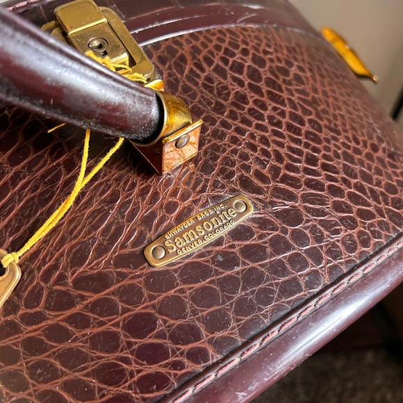 Vintage Samsonite Faux Alligator
Train Hat Box Style 4120 with key - Picture 6 of 10